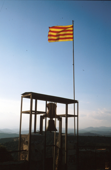 La senyera oneja al vent al més alt de Sant Jordi