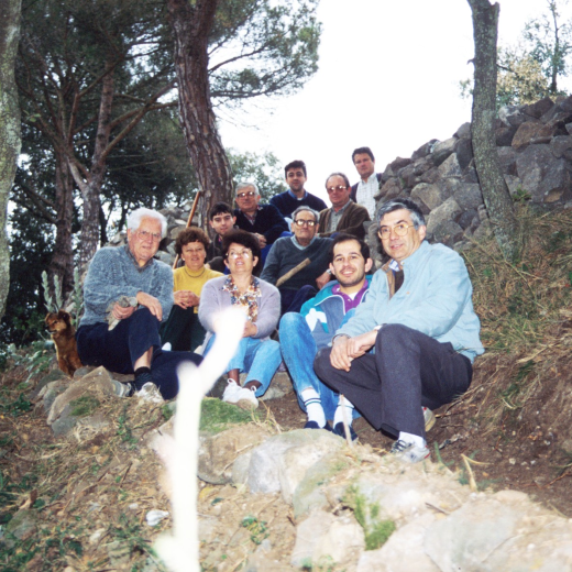 primers treballs de recuperació de l'entorn de Sant Jordi, per la gent del Taller d'història. En primer terme: Martí Tomàs, Montserrat Artigas, Assumpció Artigas, Josep Costa, Juli Campeny. En segon terme: en Jordi Vergés i en Josep Reyner i a darrera: en Xavier Verges, en Joan Romaguera, en Josep Panosa i en Josep Soler