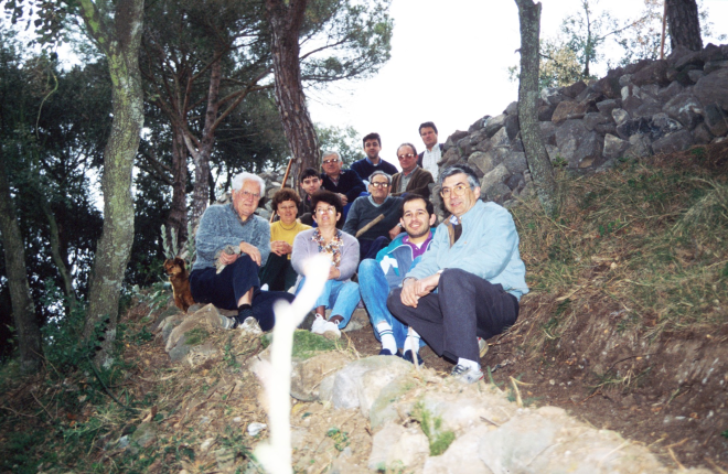 primers treballs de recuperació de l'entorn de Sant Jordi, per la gent del Taller d'història. En primer terme: Martí Tomàs, Montserrat Artigas, Assumpció Artigas, Josep Costa, Juli Campeny. En segon terme: en Jordi Vergés i en Josep Reyner i a darrera: en Xavier Verges, en Joan Romaguera, en Josep Panosa i en Josep Soler