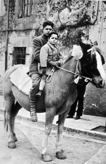 Festa de Sant Antoni Abad. L'Ismael Viader i el petit Emilio Bancells van a beneir el cavall