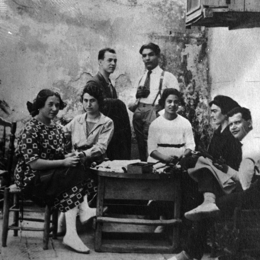 Taller de sastres de Can Cinto. La Ramona Gich, els germans Dolors, Miquel i Remei Coll i l'Elisa Tomàs amb dos joves sastres dels que en desconeixem el nom