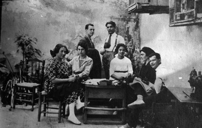 Taller de sastres de Can Cinto. La Ramona Gich, els germans Dolors, Miquel i Remei Coll i l'Elisa Tomàs amb dos joves sastres dels que en desconeixem el nom