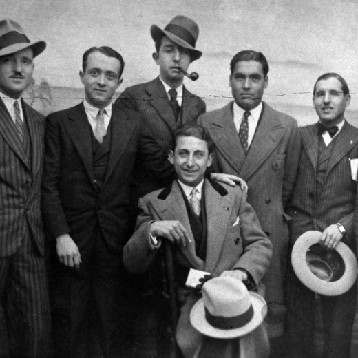 Dos joves de Maçanet en Miquel Bancells i en Lluís Planas fotografiats junt a una colla de joves de Barcelona