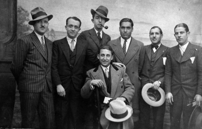 Dos joves de Maçanet en Miquel Bancells i en Lluís Planas fotografiats junt a una colla de joves de Barcelona