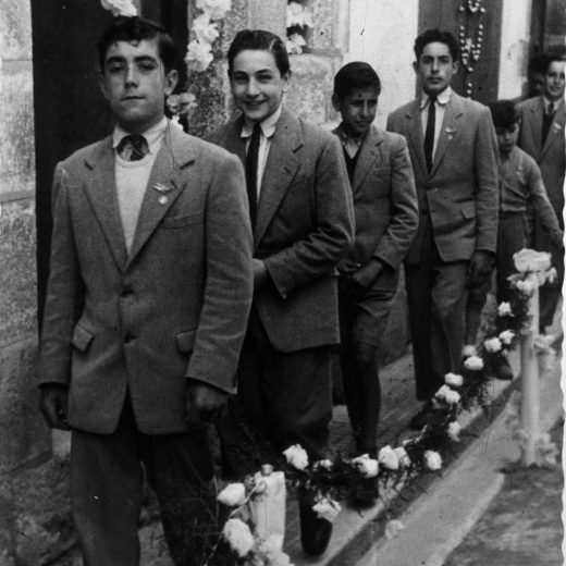 Festa de la Mare de Déu de Fàtima a Maçanet. Els dos nois que van en primer lloc són en Narcís Codina i en Joan Planas i passen pel carrer de Sant Sebastià