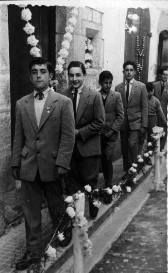Festa de la Mare de Déu de Fàtima a Maçanet. Els dos nois que van en primer lloc són en Narcís Codina i en Joan Planas i passen pel carrer de Sant Sebastià