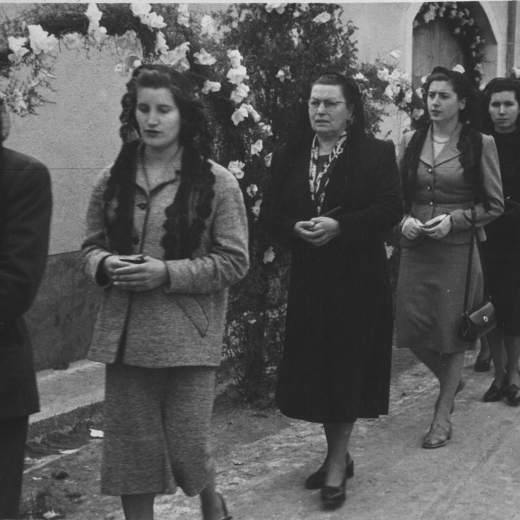 Processó de la Mare de Déu de Fàtima al seu pas pel carrer Sant Sebastià. En primer terme Dolors Coll, de Can Cinto, Lluïsa Figueras, Elisa Tomàs de Can Peret Manté, ? , Margarita Munjé i Maria Tomàs.