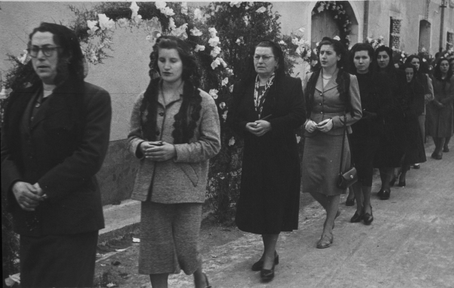 Processó de la Mare de Déu de Fàtima al seu pas pel carrer Sant Sebastià. En primer terme Dolors Coll, de Can Cinto, Lluïsa Figueras, Elisa Tomàs de Can Peret Manté, ? , Margarita Munjé i Maria Tomàs.