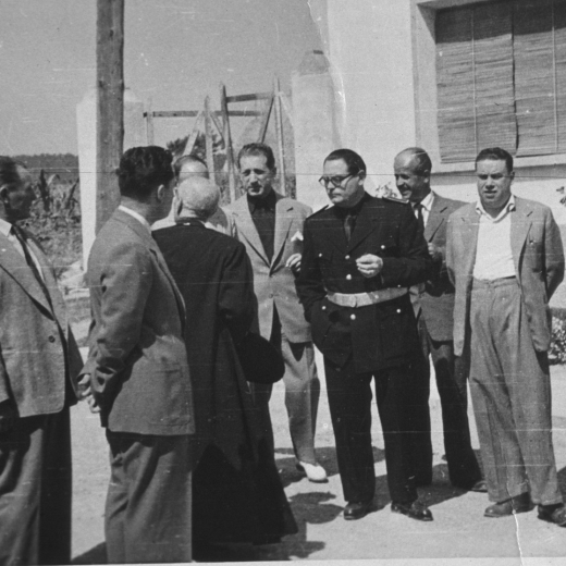 Acte oficial de benedicció de les anomenades cases barates. A la foto Josep Artigas, Joan Munsó, el sr. rector Mn Josep Planells, Magi Clarió, el Sr. Franquet, falangista delegat del Governador, Francesc Bosch, Joan Viader, Secretari i Joan Viader Pijoan, regidor.