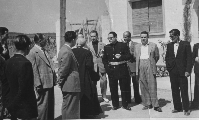 Acte oficial de benedicció de les anomenades cases barates. A la foto Josep Artigas, Joan Munsó, el sr. rector Mn Josep Planells, Magi Clarió, el Sr. Franquet, falangista delegat del Governador, Francesc Bosch, Joan Viader, Secretari i Joan Viader Pijoan, regidor.