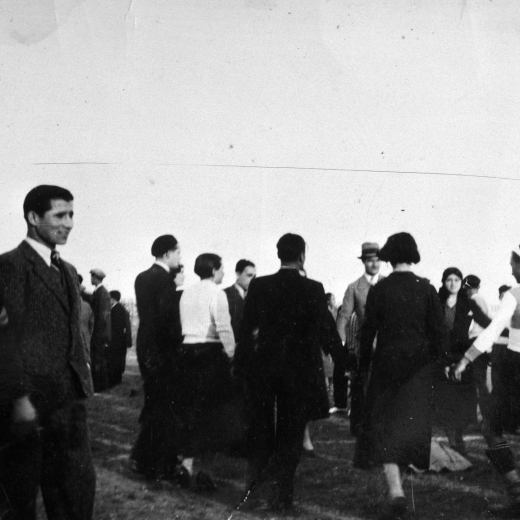 Festa Major. A la mitja part del partit de futbol es ballaven sardanes. ERa el camp de Ca l'Esparra.