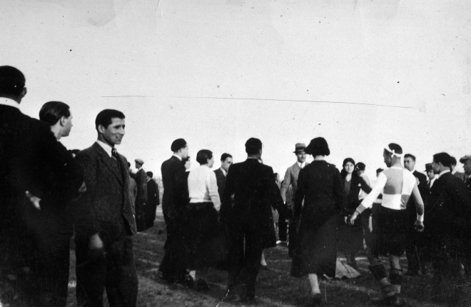 Festa Major. A la mitja part del partit de futbol es ballaven sardanes. ERa el camp de Ca l'Esparra.
