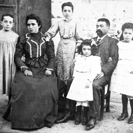 Foto de família Xico Tomàs. El matrimoni Francisco Tomàs i Maria Brugada i els fills Salvador, Teresa, Nativitat i Emilia.