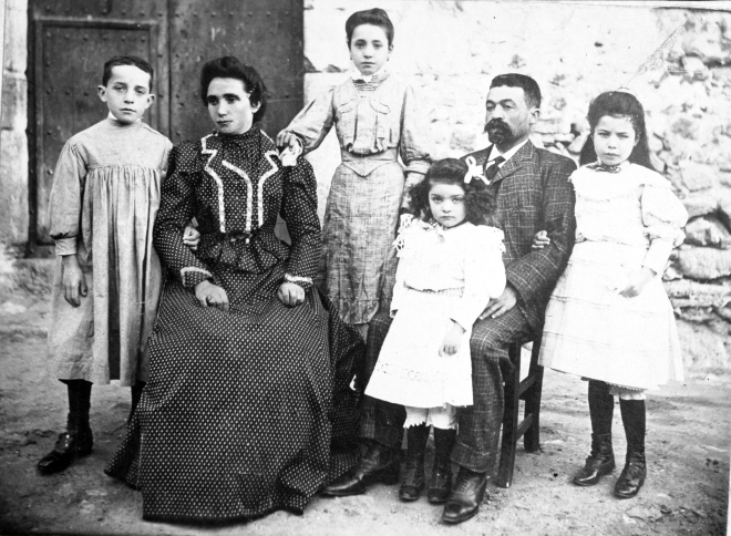 Foto de família Xico Tomàs. El matrimoni Francisco Tomàs i Maria Brugada i els fills Salvador, Teresa, Nativitat i Emilia.