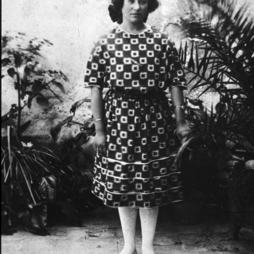 La Ramona Guich, una cosidora de la sastreria de Can Cinto. Aquesta noia de Maçanet es casà amb l'Àngel Risec i visqueren sempre a la plaça de l'Església a la casa que un cop reformada és la fleca Ca l'Eugeni i la vivenda dels propietaris actuals, la família Planas Lluís o Planas Munsó. Estem parlant de l'any actual (2001)