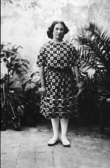 La Ramona Guich, una cosidora de la sastreria de Can Cinto. Aquesta noia de Maçanet es casà amb l'Àngel Risec i visqueren sempre a la plaça de l'Església a la casa que un cop reformada és la fleca Ca l'Eugeni i la vivenda dels propietaris actuals, la família Planas Lluís o Planas Munsó. Estem parlant de l'any actual (2001)