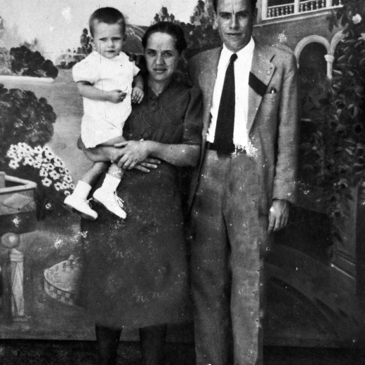 El matrimoni Joan Viader Fors i Mercedes Alegria amb el seu fill Ismael.