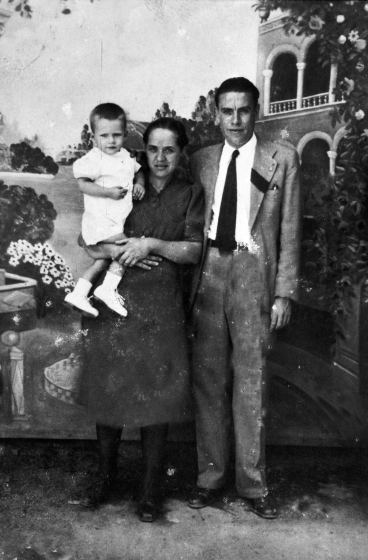 El matrimoni Joan Viader Fors i Mercedes Alegria amb el seu fill Ismael.