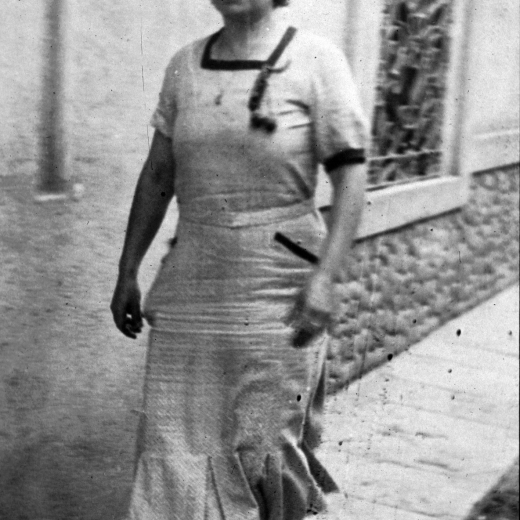L'Elisa Tomàs passant per la vorera davant de Can Trinxeria.