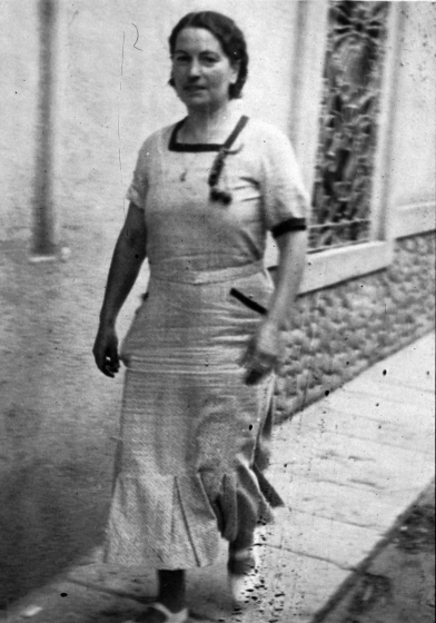 L'Elisa Tomàs passant per la vorera davant de Can Trinxeria.
