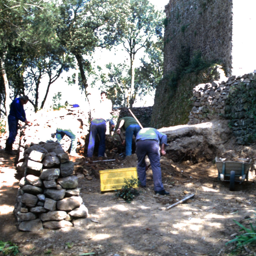 El grup de treball del Taller d'història en plena tasca de desenrunament dels fossars abans de reconstruïr els murs.