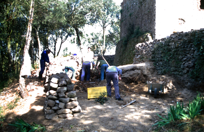 El grup de treball del Taller d'història en plena tasca de desenrunament dels fossars abans de reconstruïr els murs.