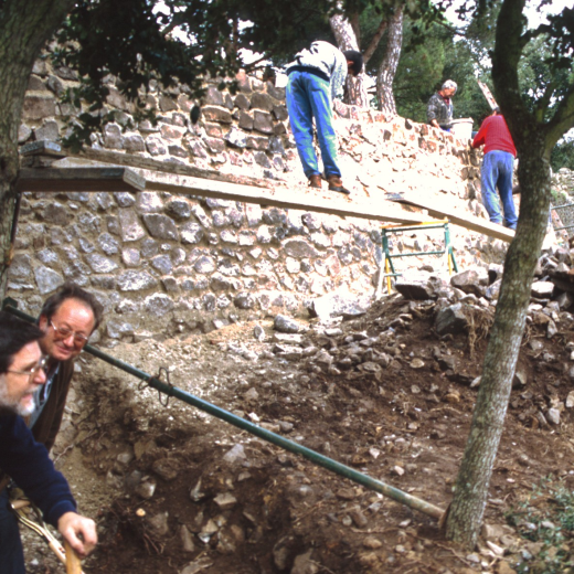 Reconstrucció dels murs de Sant Jordi. En primer terme en Josep Panosa i en Francesc Guinart.