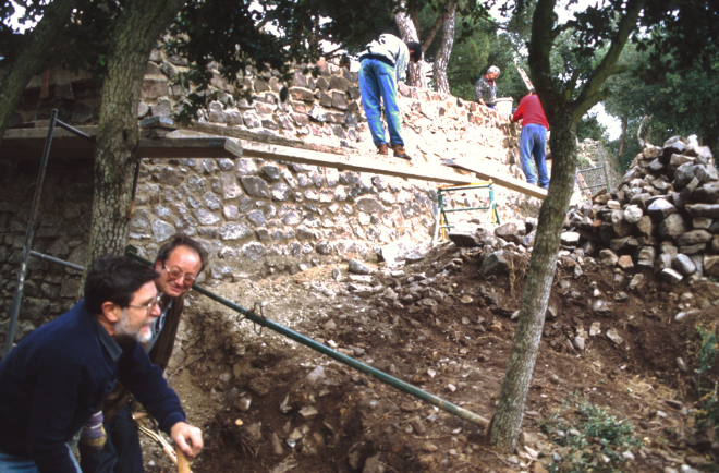 Reconstrucció dels murs de Sant Jordi. En primer terme en Josep Panosa i en Francesc Guinart.