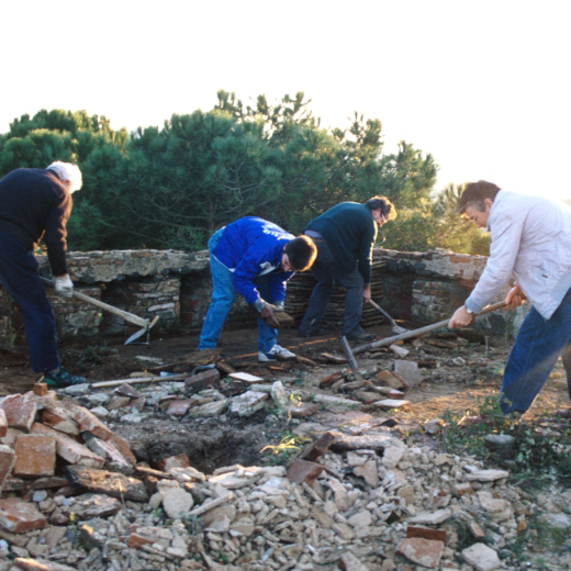 El grup de treball del Taller d'història netejant el teulat de la capella per reconstruir-lo i fer-hi un mirador.