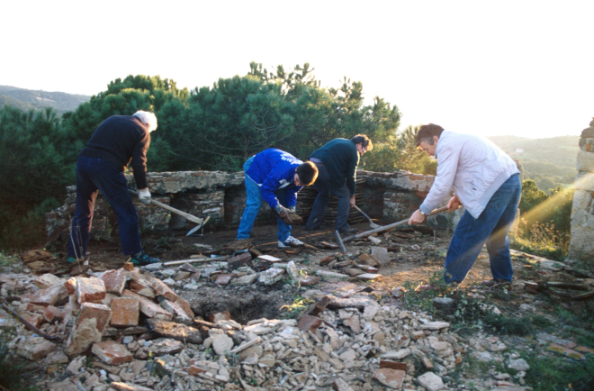 El grup de treball del Taller d'història netejant el teulat de la capella per reconstruir-lo i fer-hi un mirador.