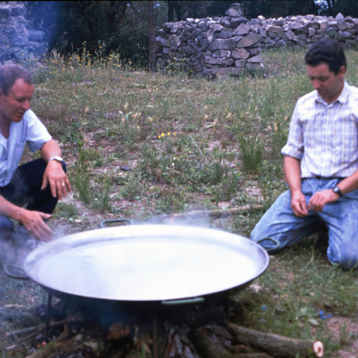 En Pere Barcelo i en Marcel·lí Pujolràs, dos especialistes en preparar arrossades.
