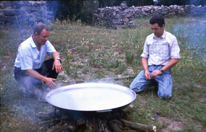 En Pere Barcelo i en Marcel·lí Pujolràs, dos especialistes en preparar arrossades.