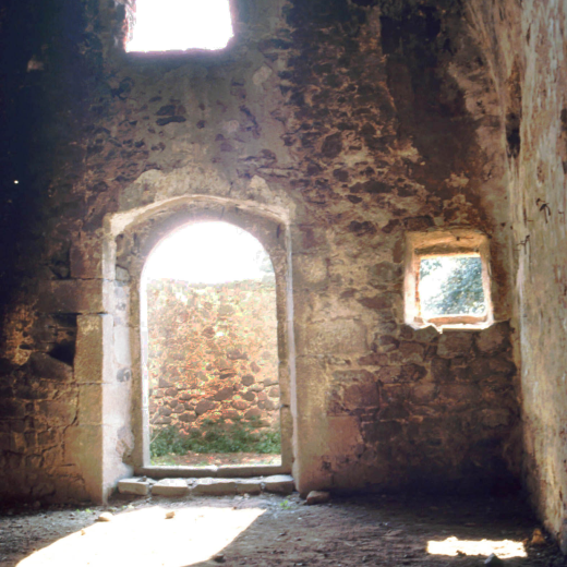 Interior de la capella de Sant Jordi abans de la restauració