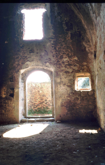 Interior de la capella de Sant Jordi abans de la restauració