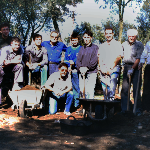 Grup de gent del Taller d'Història en els primers treballs de restauració de Sant Jordi. D'esquerra a dreta: Joaquim Roca, Josep Costa, Josep Reyner, Jordi Vergés, Josep Perez, Joan Colls, Martí Tomàs, i Juli Cameny. A davant en Francesc Guinart.