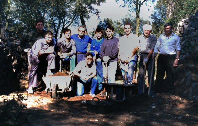 Grup de gent del Taller d'Història en els primers treballs de restauració de Sant Jordi. D'esquerra a dreta: Joaquim Roca, Josep Costa, Josep Reyner, Jordi Vergés, Josep Perez, Joan Colls, Martí Tomàs, i Juli Cameny. A davant en Francesc Guinart.