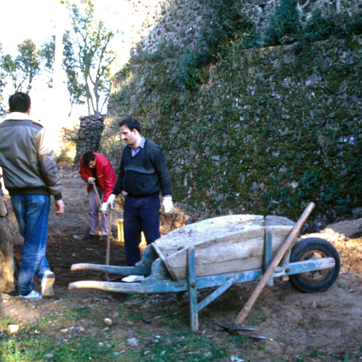 En Josep Costa d'esquena i en Jordi Vergés i en Joan Colls en els treballs de desenrunament dels fossars de Sant Jordi.