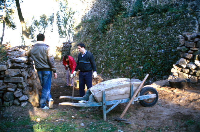 En Josep Costa d'esquena i en Jordi Vergés i en Joan Colls en els treballs de desenrunament dels fossars de Sant Jordi.