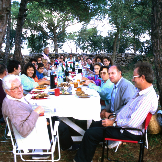 Assistents a un dels dinars que periòdicament fan els col·laboradors del Taller d'història a Sant Jordi. En primer terme a la taula en Martí Tomàs, en Josep Panosa, en Pere Lluscafressa i la seva dona.
