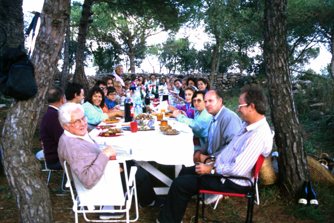Assistents a un dels dinars que periòdicament fan els col·laboradors del Taller d'història a Sant Jordi. En primer terme a la taula en Martí Tomàs, en Josep Panosa, en Pere Lluscafressa i la seva dona.