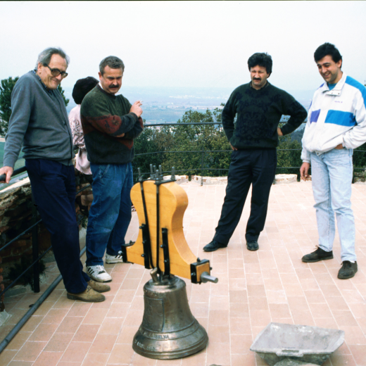 A dalt del terrat de la capella de Sant Jordi, en Josep Reyner, en Joaquim Bosch, en Manel Maestre, donant de la campana i en Joan Romaguera.