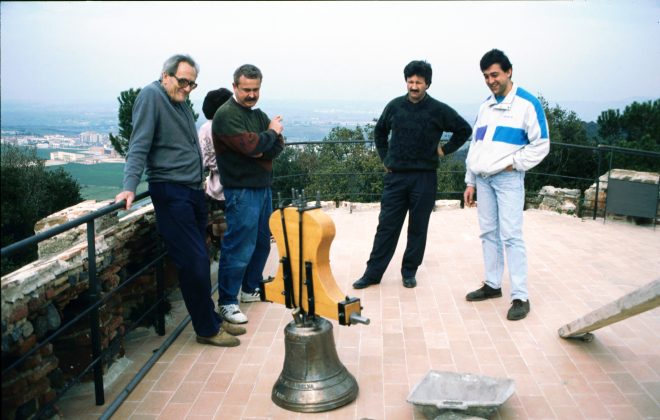 A dalt del terrat de la capella de Sant Jordi, en Josep Reyner, en Joaquim Bosch, en Manel Maestre, donant de la campana i en Joan Romaguera.