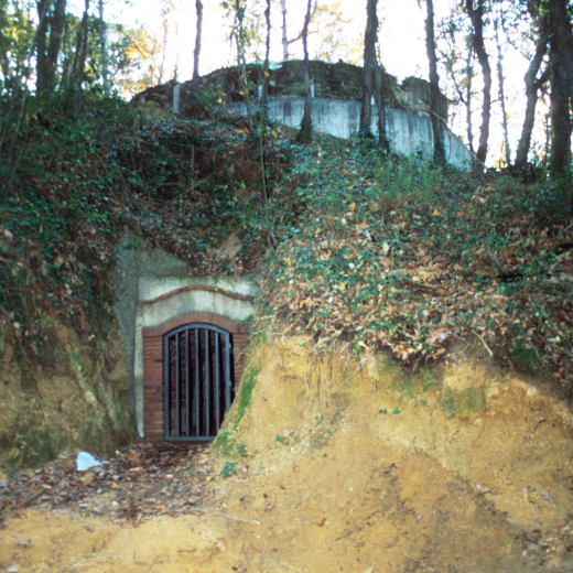 Entrada de la mina o galeria que porta a la base del pou