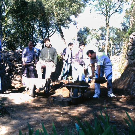 Primers treballs de neteja dels fossars. 

D'esquerra a dreta: Josep Reyner, Xavier Vergés, Joan Romaguera, Josep Costa, Josep Pérez i Joan Colls.