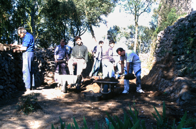 Primers treballs de neteja dels fossars. 

D'esquerra a dreta: Josep Reyner, Xavier Vergés, Joan Romaguera, Josep Costa, Josep Pérez i Joan Colls.