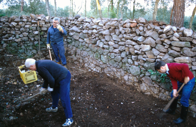 Xavier Vergés, Martí Tomàs i Francesc Guinart treballant en el desenrunament dels fossars.