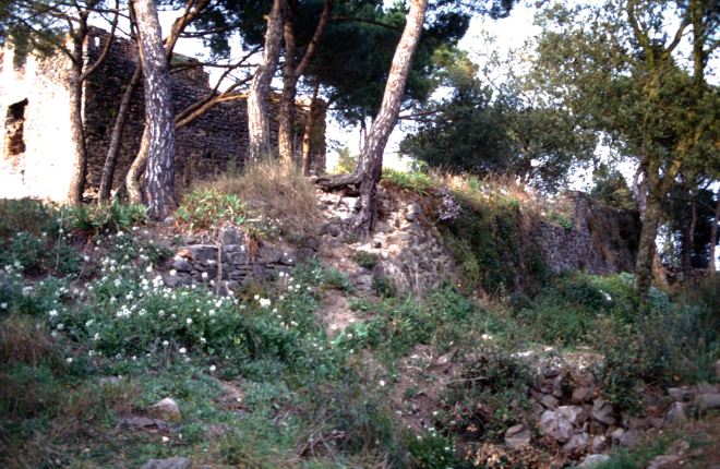 En aquest punt, cara sud-oest de les muralles, el fossar estava totalment arrasat. Fou precís excavar els fonaments i reconstruïr els murs fins l'alçada actual.