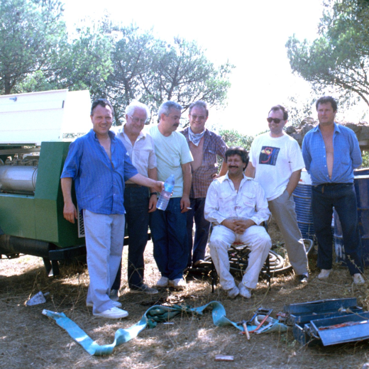 En Manel Maestre especialista en restauracions està reposant acompanyat pels col·laboradors Narcís Vilella, Martí Tomàs, Joaquim Bosch, Josep Panosa, ? , i Josep Soler