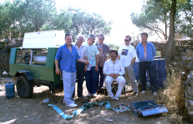 En Manel Maestre especialista en restauracions està reposant acompanyat pels col·laboradors Narcís Vilella, Martí Tomàs, Joaquim Bosch, Josep Panosa, ? , i Josep Soler