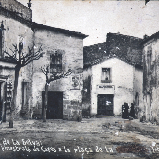 Fotografia dels finestrals artística de les cases de la plaça de l'Església de Maçanet.